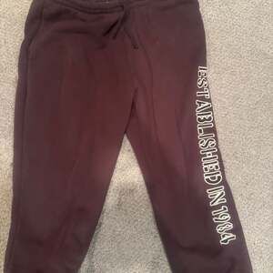 Forever 21 Men's Burgundy ESTABLISHED IN 1984 Graphic Fleece Joggers